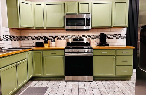 Mapleton/Fall Creek House | Cozy & Close to It All – Indy, Near Downtown, Stadiums & Attractions, Sleeps 6