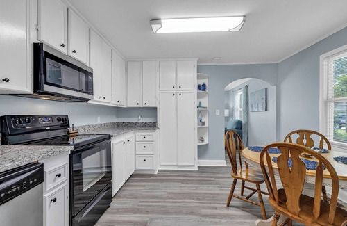 Garden City House | Cozy Coastal Cottage with outdoor shower, Pet-Friendly!