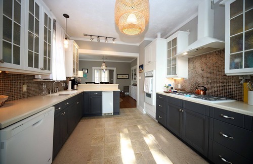 Galveston Cottage | Cozy Coastal Cottage 5 minutes from the Seawall. Fenced yard with chicken coop