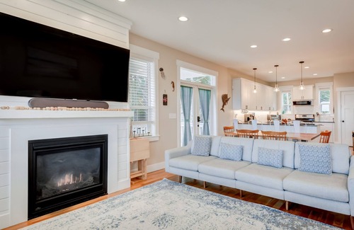 Lincoln City House | Cozy coastal retreat- Sauna, hot tub, firepit, ocean/forest views