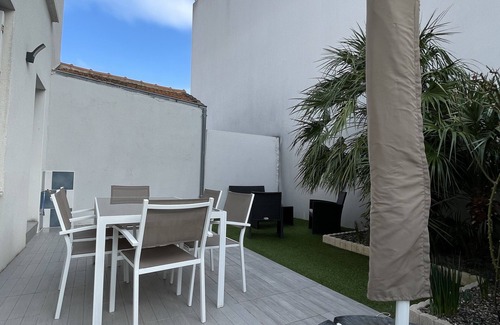 La Rochelle Apartment | Cozy cocoon of love with terrace and garden