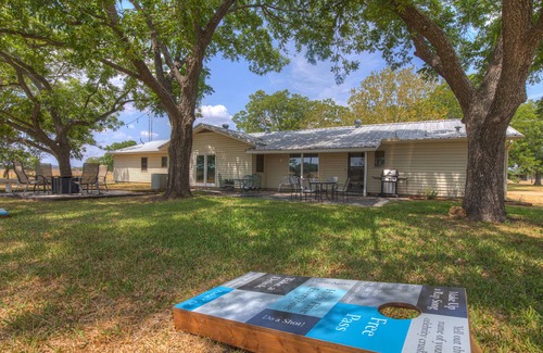 Stonewall House | Cozy Combo! Fire Pit, BBQ, Ping Pong and Cornhole!