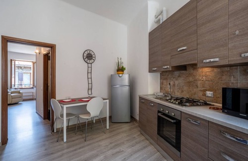 Como Apartment | Cozy, completely renovated 47sqm apartment located on the 3rd floor of a building WITHOUT elevator. The apartment is accessed via an external balcony overlooking the quiet internal courtyard.The accommodation is located in an excellent location in the ci