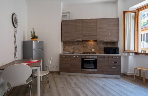 Como Apartment | Cozy, completely renovated 47sqm apartment located on the 3rd floor of a building WITHOUT elevator. The apartment is accessed via an external balcony overlooking the quiet internal courtyard.The accommodation is located in an excellent location in the ci