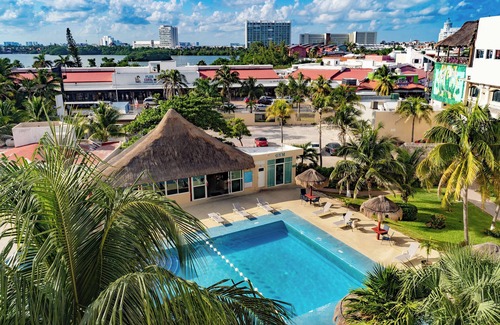 Punta Cancun Condo | Cozy Condo Beachfront Bedroom w/Beach View & Unbeatable Location