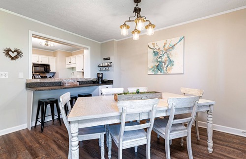 Sugar Mountain Condo | Cozy condo near the slopes with a full kitchen & furnished deck with great views