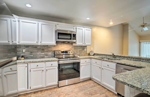 Harbor Springs Condo | Cozy Condo: Steps to Lake Michigan, 5 Mi to Boyne!