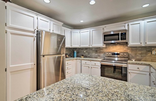 Harbor Springs Condo | Cozy Condo: Steps to Lake Michigan, 5 Mi to Boyne!
