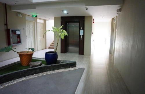 Mactan Export Processing Zone Apartment | Cozy condo unit 5mins from Mactan Cebu Int'l Airport with Netflix