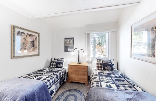 Warren Condo | Cozy Condo with Free Wifi, Pools and Tennis Courts, and Nearby Ski Access
