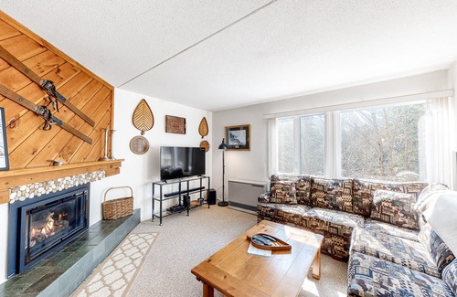 Warren Condo | Cozy Condo with Free Wifi, Pools and Tennis Courts, and Nearby Ski Access