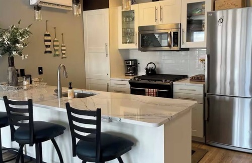 Saugatuck Condo | Cozy Contemporary condo in downtown Saugatuck. Great place for your fall getaway