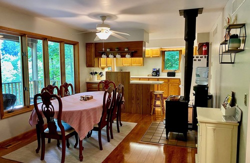 Creola Cabin | Cozy Cottage 1 mile from Ash Cave with Wi-Fi in Hocking Hills!