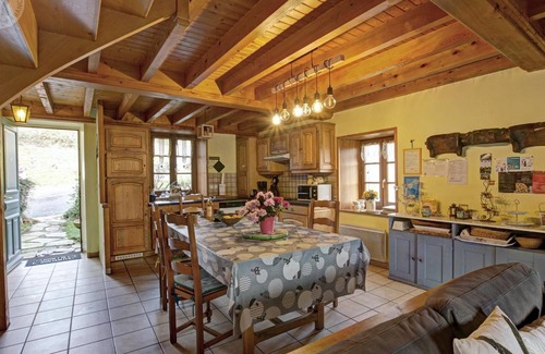 Perigneux Cottage | Cozy cottage 3 br, garden, pets allowed, garage, wifi
