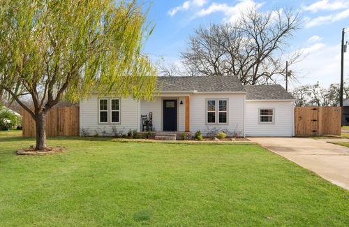 Weston House | COZY COTTAGE-Celina Area-Located in Historic Downtown Weston