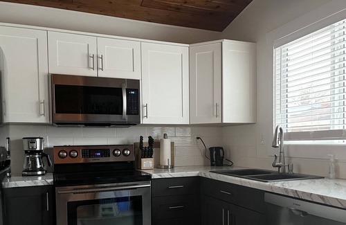 Sylvan Lake Cabin | Cozy Cottage Close to Public Beach