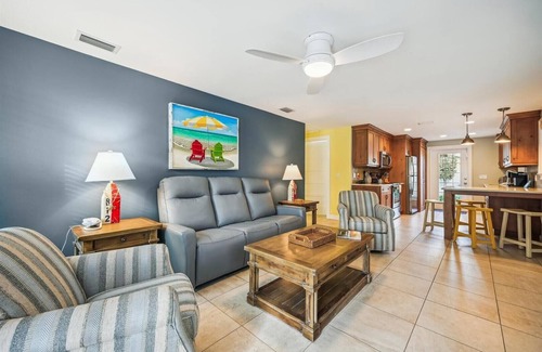 Holmes Beach Cottage | Cozy Cottage for 4 located steps from the beach. Heated Pool in private Patio.