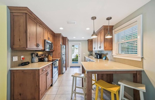Holmes Beach Cottage | Cozy Cottage for 4 located steps from the beach. Heated Pool in private Patio.