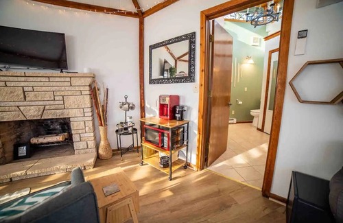 New Century Cottage | Cozy Cottage Getaway in Garden Paradise