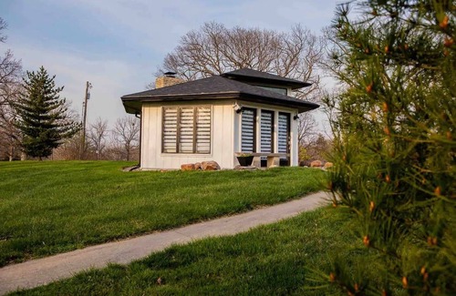 New Century Cottage | Cozy Cottage Getaway in Garden Paradise