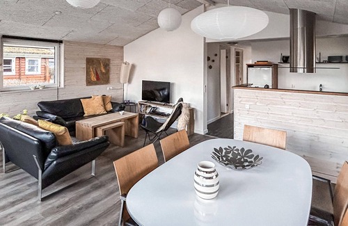 Diernæs Strandby House | Cozy cottage in the 2nd row at the beautiful Diernæs Strand.