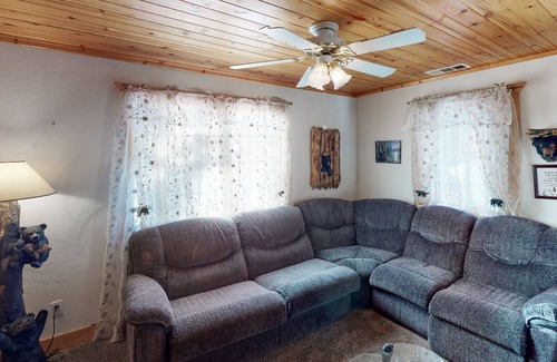 Yosemite West House | Cozy cottage inside Yosemite National Park with patio - near skiing