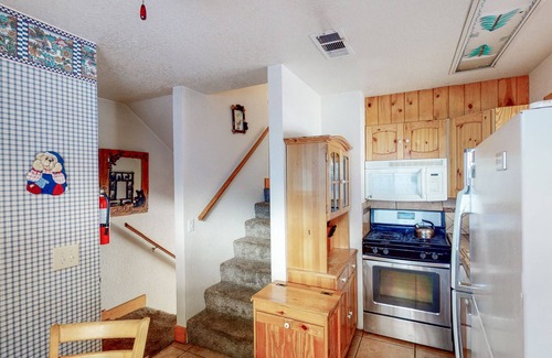 Yosemite West House | Cozy cottage inside Yosemite National Park with patio - near skiing