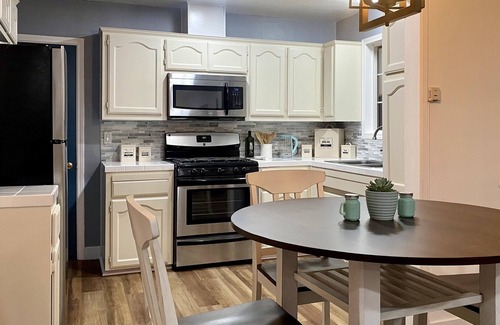 Lake Elsinore Cottage | Cozy Cottage - Less than 5 min walk to Lake & 20 min drive to Downtown Temecula!