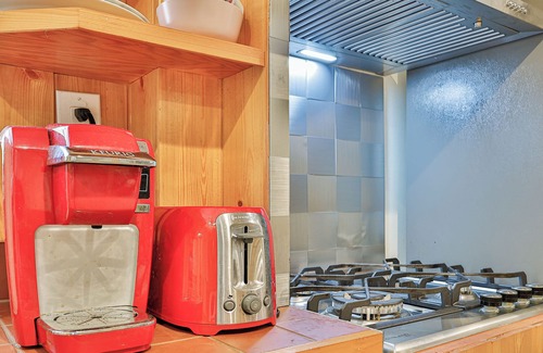 Thornhill Apartment | Cozy Cottage-like Apartment at the Heart of Thornhill!