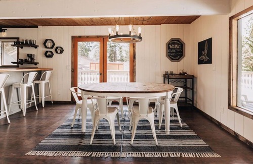 Sugarloaf Cottage | Cozy Cottage Minutes from Big Bear Lake and Skiing