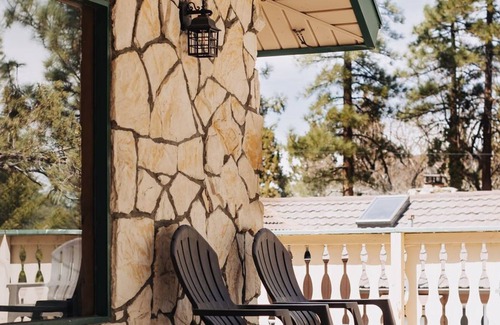 Sugarloaf Cottage | Cozy Cottage Minutes from Big Bear Lake and Skiing