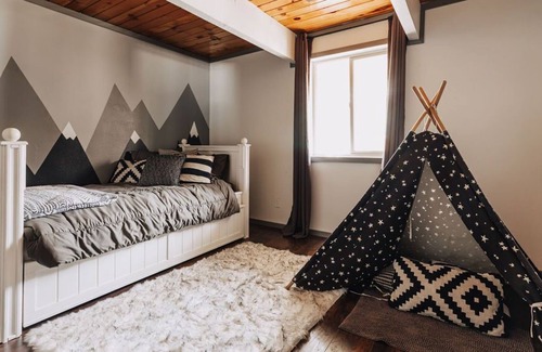 Sugarloaf Cottage | Cozy Cottage Minutes from Big Bear Lake and Skiing