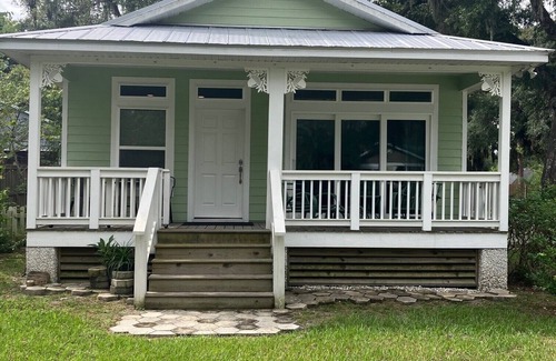 Fernandina Beach Cottage | Cozy cottage near 6 pickleball courts & just over a mile to town or beach!