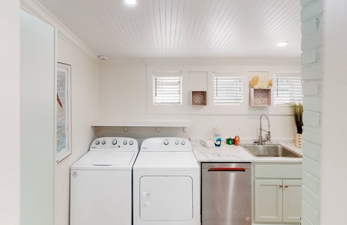 Saint Simons Island Apartment | Cozy cottage near beach/bars/dining with enclosed yard, AC, & W/D