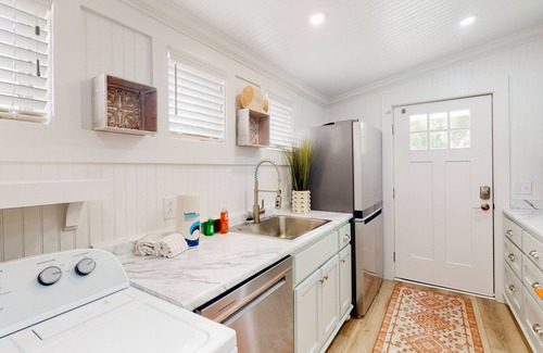 Saint Simons Island Apartment | Cozy cottage near beach/bars/dining with enclosed yard, AC, & W/D