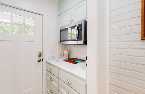 Saint Simons Island Apartment | Cozy cottage near beach/bars/dining with enclosed yard, AC, & W/D