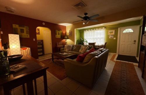 Arlington Park House | Cozy Cottage near Beaches and Downtown Sarasota