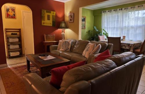Arlington Park House | Cozy Cottage near Beaches and Downtown Sarasota