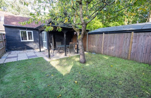 Watford Apartment | Cozy Cottage Near Fields & Harry Potter Studios