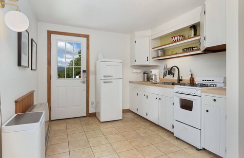 Rochester Cottage | Cozy cottage near Killington & Sugarbush