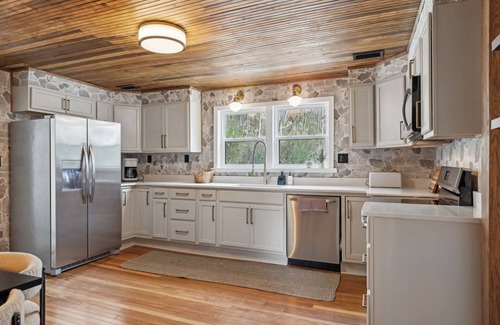 Thompson's Station Cottage | Cozy cottage in charming Thompson's Station with piano and covered porch!