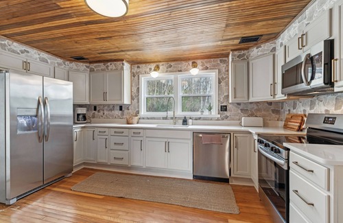 Thompson's Station Cottage | Cozy cottage in charming Thompson's Station with piano and covered porch!