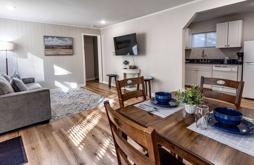 Mid America Cottage | Cozy Cottage with Coastal Vibe by Lake & Sam’s Pizza