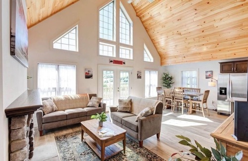 Stamford Ski Chalet | Cozy Country Cabin with Amazing Mountain Farm Views and Nearby Lake! EV-King Bed