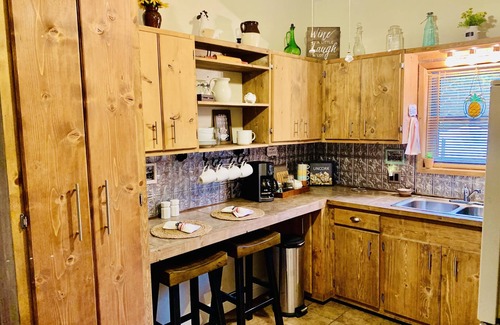 Hot Springs Cottage | Cozy, Country Cottage centrally located, close to Lakes & Oaklawn
