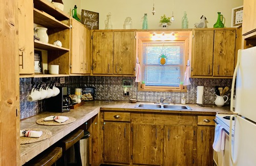 Hot Springs Cottage | Cozy, Country Cottage centrally located, close to Lakes & Oaklawn