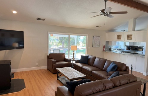 Exeter House | Cozy countryside home on 5 private acres - 30 min. to Sequoia Park entrance