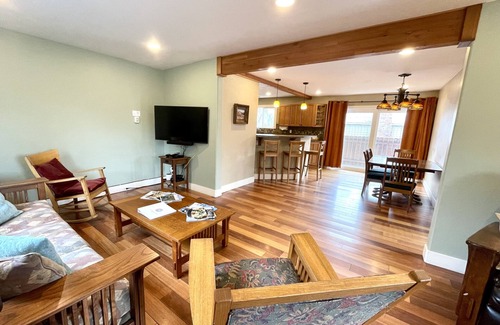 River West Cabin | Cozy Craftsman in awesome location