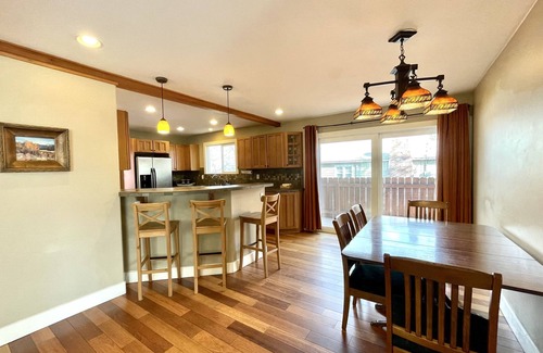 River West Cabin | Cozy Craftsman in awesome location