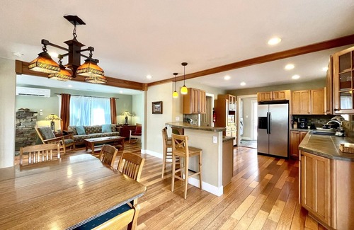 River West Cabin | Cozy Craftsman in awesome location
